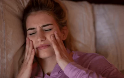 Bruxismo y estrés: Por qué te levantas con dolor de cabeza y cómo lo frenamos